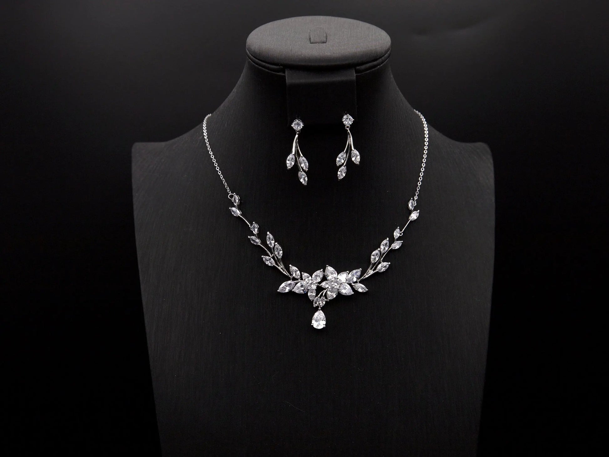 Elegant Crystal Jewelry, Bridal Jewelry Set, Tear Drop Pendant - Silver Kebble Jewelry